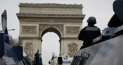 Les forces de l'ordre stationnées sur les Champs-Elysées à Paris lors d'une manifestation de 