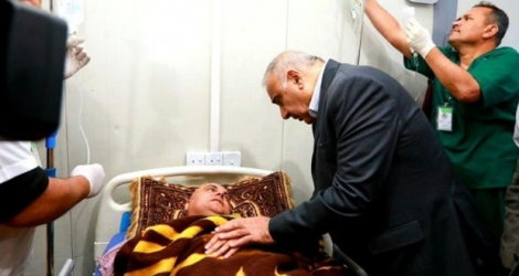 Le Premier ministre irakien Adel Abdel Mahdi rend visite à un des survivants du naufrage qui a fait 100 morts à Mossoul en Irak le 21 mars 2019. Photo distribuée par les services du Premier ministre irakien.