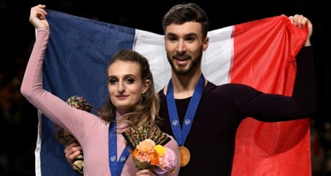Gabriella Papadakis et Guillaume Cizeron posent sur le podium après avoir remporté le titre en danse sur glace aux Mondiaux de patinage artistique, le 23 mars 2019 à Saitama.