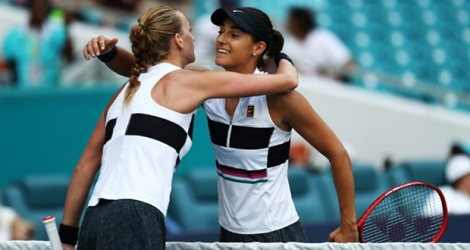 Petra Kvitova (de dos) et Caroline Garcia (de face) se saluent après leur match de 8e de finale, le 25 mars 2019 à Miami, en Floride.