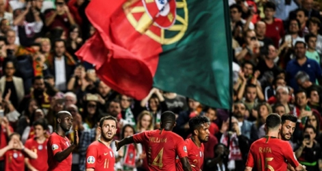 Le Portugal revient au score face à la Serbie grâce à un but signé Danilo (g) en qualifs de l'Euro à Lisbonne, le 25 mars 2019.