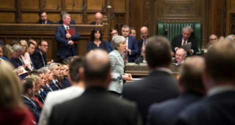 La Première ministre britannique Theresa May (c) au Parlement, le 25 mars 2019 à Londres.