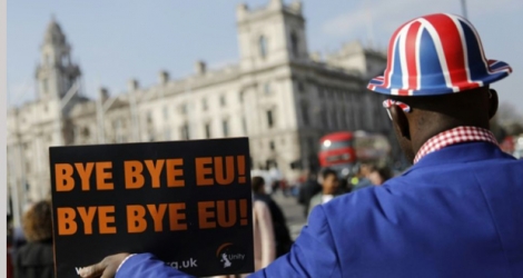 Un militant pro-Brexit manifeste devant le Parlement à Londres, le 28 mars 2019.