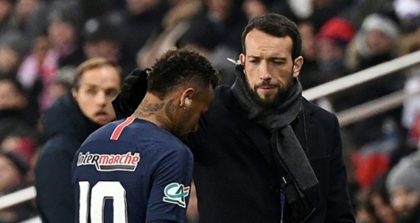 La star du Paris SG Neymar,, blessé au pied droit, quitte le terrain lors du match contre Strasbourg en Coupe de France au Parc des Princes, le 23 janvier 2019 .