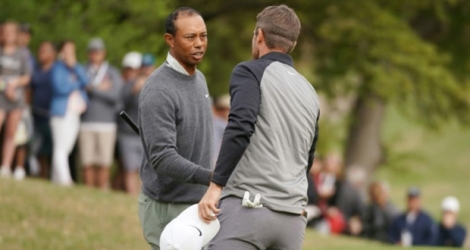L'Américain Tiger Woods (g) craque face au Danois Lucas Bjerregaard en quarts de finale du championnat du monde de match play de golf à Austin le 30 mars 2019.