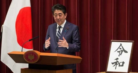 Le Premier ministre japonais Shinzo Abe donne une conférence de presse pour expliquer le sens de 