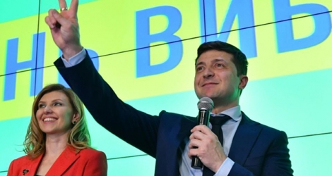 L'humoriste ukrainien et candidat à la présidentielle Volodymyr Zelensky à son QG de campagne à Kiev, le 31 mars 2019, après les premiers résultats du premier tour.