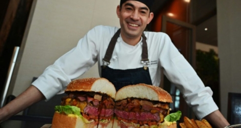 Patrick Shimada et son hamburger à 100.000 yens (800 euros) à Tokyo le 1er avril 2019.