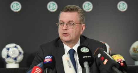 Reinhard Grindel annonce à la presse sa démission de la Fédération allemande de foot (DFB), le 2 avril 2019 à Francfort.