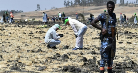 Des experts relèvent des indices sur les lieux du crash du Boeing 737 MAX 8 d'Ethiopian Airlines, le 13 mars 2019 près d'Addis Abeba.