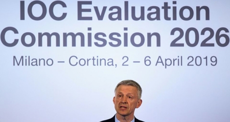 Le président de la commission d'évaluation du CIO Octavian Morariu en conférence de presse à Milan le 6 avril 2019.
