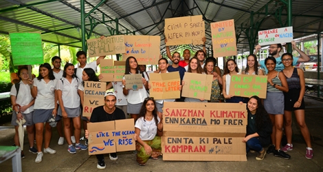 Des jeunes militants écologistes regroupés au sein de Fridays For Future Mauritius se sont de nouveau réunis au jardin de la Compagnie, vendredi 5 avril.