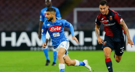 L'attaquant de Naples Lorenzo Insigne (g) poursuivi par le défenseur portugais du Genoa Pedro Pereira, le 7 avril 2019 à Naples.