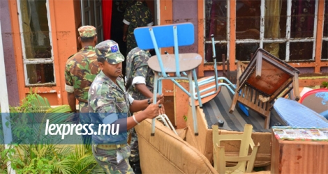 Des volontaires, des membres de la police ainsi que ceux du Special Mobile Force s’affairent à nettoyer les lieux ce mercredi 10 avril.