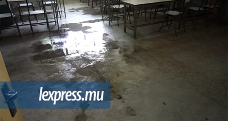 Des étudiants déplorent avoir travaillé au beau milieu des flaques d’eau, hier, mardi 9 avril.