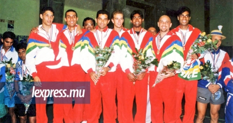 Abhinesh Dussain (à droite) avec l’équipe mauricienne des Jeux des îles 2003 tenus à Maurice.