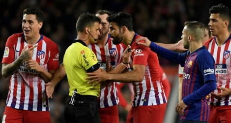 L'attaquant de l'Atlético Madrid Diego Costa s'en prend à l'arbitre lors du match contre Barcelone, le 6 avril 2019 au Camp Nou.