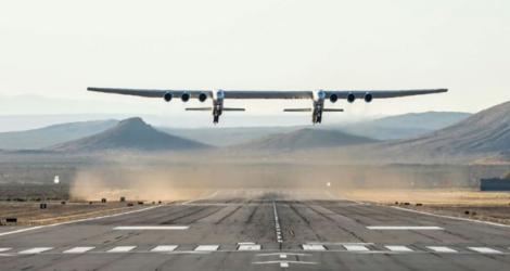 L'avion Stratolaunch au-dessus du désert californien pour son premier test de vol, le 13 avril 2019.