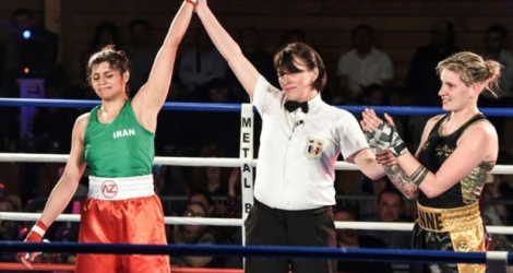 La boxeuse iranienne Sadaf Khadem déclarée vainqueure de son combat contre la Française Anne Chauvin, le 13 avril 2019 à Royan.
