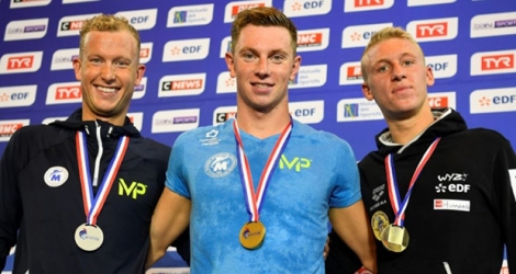 David Aubry (c), vainqueur, entouré de Damien Joly (g), 2e, et Marc-Antoine Olivier (d), 3e, sur le podium du 1500 m des Championnats de France, le 17 avril à Rennes.