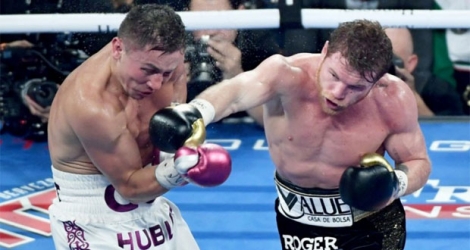 Le boxeur kazakh Gennady Golovkin (g) face au Mexicain Saul Alvarez pour la ceinture WBC, WBA et IBO, le 15 septembre 2018 à Las Vegas.