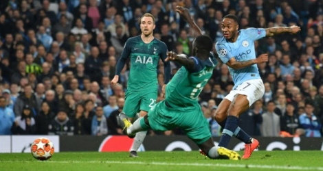 L'attaquant de Manchester City Raheem Sterling (d) marque mais son but sera refusé après visionnage de la vidéo (VAR) contre Tottenham en quart de finale retour de la Ligue des champions, le 17 avril 2019 à Manchester.
