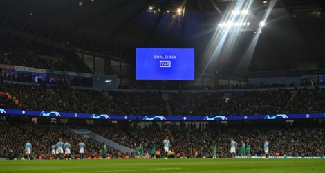 Recours à l'assistance vidéo à l'arbitrage (VAR) sur la légalité d'un but de Manchester contre Tottenham, le 17 avril 2019 à l'Etihad Stadium.