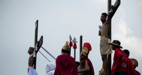 Des catholiques philippins reproduisent la scène de la crucifixion du Christ, à l'occasion du Vendredi saint, à san Juan, dans la région de Pampanga le 19 avril 2019.