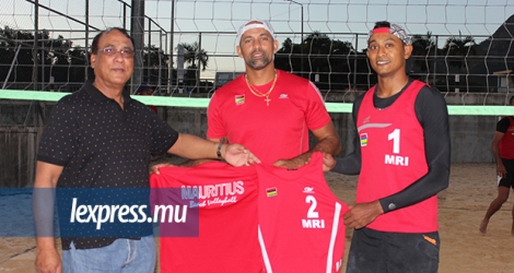 Le président de l’Association mauricienne de volley-ball, Fayzal Bundhun, remettant symboliquement des maillots à Gilbert Alfred et Akash Doobraz.