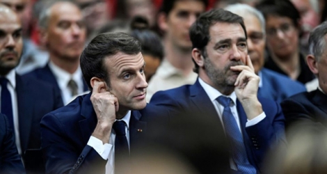 Emmanuel Macron et le ministre de l'Intérieur Christophe Castaner, lors d'une réunion du grand débat, le 7 mars 2019, à Gréoux-les-Bains.