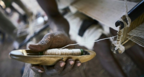 Un artisan exhibe un fil de coton à l'usine de la Comatex à Ségou, au Mali, le 13 décembre 2018.