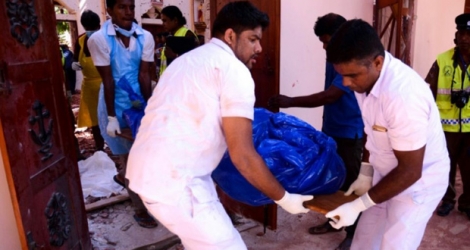Des corps de victimes sont transportés hors de l'église Saint-Sébastien à Negombo (Sri Lanka), frappée par un attentat le 21 avril 2019.