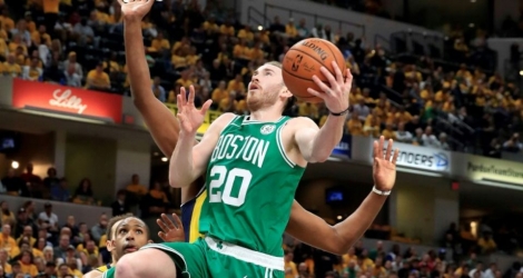  leg: Gordon Hayward des Boston Celtics monte au panier face aux Indiana Pacers lors du match 4 des play-offs NBA, le 21 avril 2019 à Indianapolis.