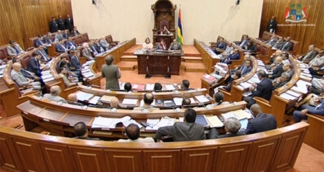 Le parlement a été ajourné au mardi 3 mai à 15 heures.