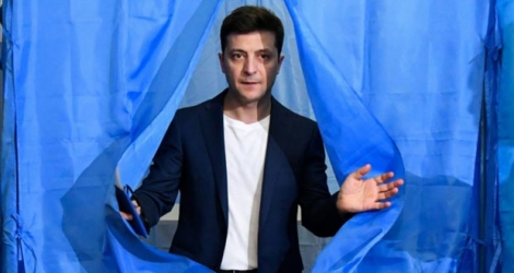 Volodymyr Zelensky sort de l'isoloir dans un bureau de vote à Kiev, le 21 avril 2019.