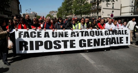 La banderole «Riposte générale» en tête de la manifestation réunissant des syndicalistes CGT, des militants de gauche et des «gilets jaunes», le samedi 27 avril 2019 à Paris.