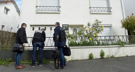 Des membres de la police judiciaire s'apprêtrent à entrer dans la maison de la famille Troadec à Orvault, en Loire-Atlantique, avant la reconstitution des faits, le 29 avril 2019.