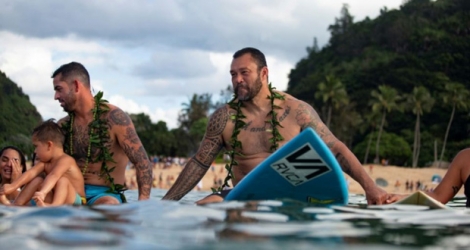 L'ancien champion du monde de surf Sunny Garcia (d) à Hawaï lors d'un événement sportif le 29 novembre 2018.