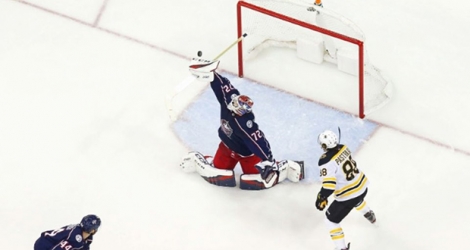 Le gardien des Columbus Blue Jackets Sergei Bobrovsky défend sa cage face aux Boston Bruins en match 6 des demies de conférence des play-offs de la NHL, le 6 mai 2019 à Columbus.