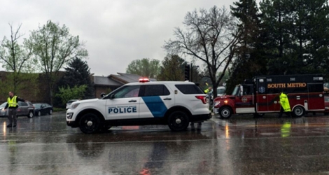 Des véhicules de police et de secours après une fusillade dans une école de la banlieue de Denver, le 7 mai 2019 à Highlands Ranch, dans le Colorado.