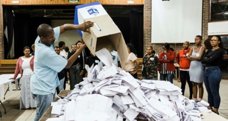 Un agent électoral ouvre une urne pour commencer le comptage des bulletins de vote, le 8 mai 2019 à Durban, en Afrique du Sud.