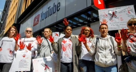 Une vingtaine de femmes, couvertes de faux sang, manifestent le 10 mai 2019 devant les locaux de YouTube à Londres.