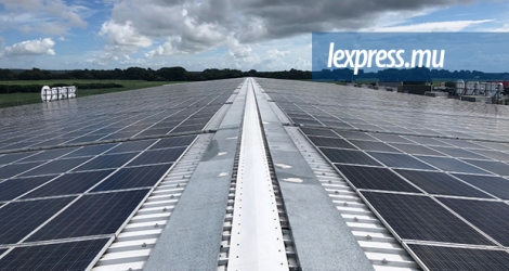 Les panneaux solaires sur la toiture du Super U de Flacq produisent 100 000 kW d'électricité par mois.