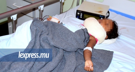 La petite sur son lit à l’hôpital du Nord après son opération. (Photo publiée avec l’accord des parents)