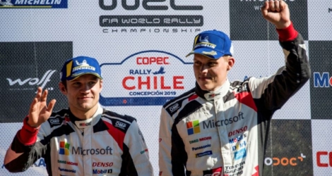 Le pilote Toyota Ott Tänak (poing levé) et son copilote Martin Jarveoja fêtent leur victoire dans le Rallye du Chili, le 12 mai 2019 à Concepción.