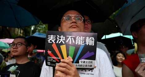 Des partisans du mariage gay rassemblés devant le Parlement, le 17 mai 2019 à Taipei, à Taïwan.