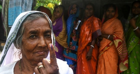 Une électrice indienne montre son doigt marqué d'encre prouvant qu'elle a voté, dans l'île de Ghoramara au sud de Calcutta le 19 mai 2019.