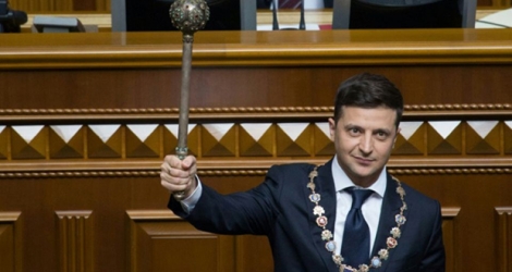 Photographie prise et diffusée par le service de presse de la présidence ukrainienne le 20 mai 2019, montrant le président Volodymyr Zelensky tenant la Boulava, sceptre symbolisant le pouvoir, lors de son investiture au Parlement à Kiev.