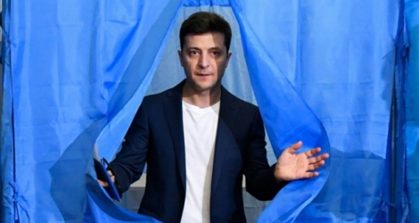 Le comédien ukrainien Volodymyr Zelensky, à la sortie d'un isoloir, après avoir voté pour le deuxième tour de la présidentielle, à Kiev le 21 avril 2019.