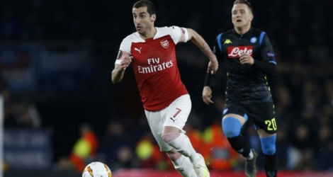 Henrikh Mkhitaryan, avec Arsenal, prend de vitesse le milieu de Naples Piotr Zielinski en quart de finale de la Ligue Europa, le 11 avril 2019 à Londres.